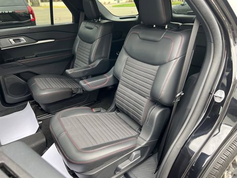 Used 2025 Ford Explorer ST-Line w/ Premium Package image 43