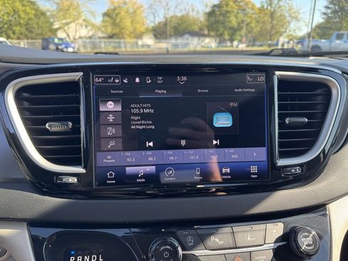 Used 2024 Chrysler Pacifica Touring-L image 8