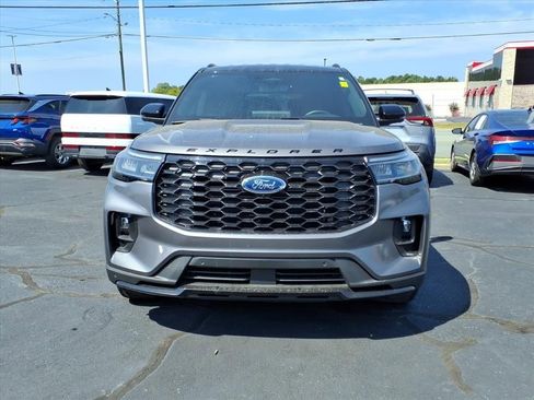 Used 2025 Ford Explorer ST-Line w/ Premium Package image 2
