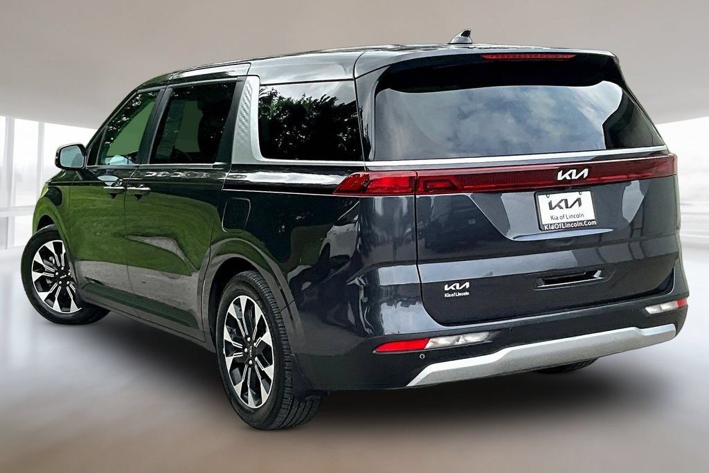 Used 2022 Kia Carnival EX FWD image 4
