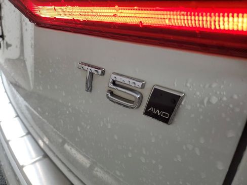 Used 2018 Volvo XC60 T5 Momentum w/ Vision Package image 9