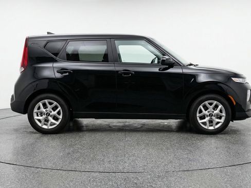 Used 2025 Kia Soul LX w/ LX Technology Package FWD image 11
