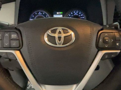 Used 2018 Toyota Sienna XLE FWD image 33