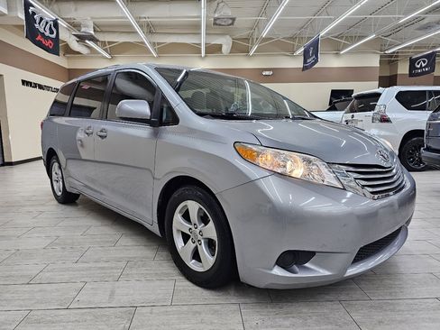Used 2015 Toyota Sienna LE image 4