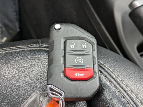 Used 2020 Jeep Gladiator Overland AWD/4WD image 26