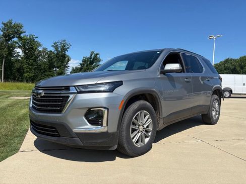 Used 2023 Chevrolet Traverse LT FWD image 3