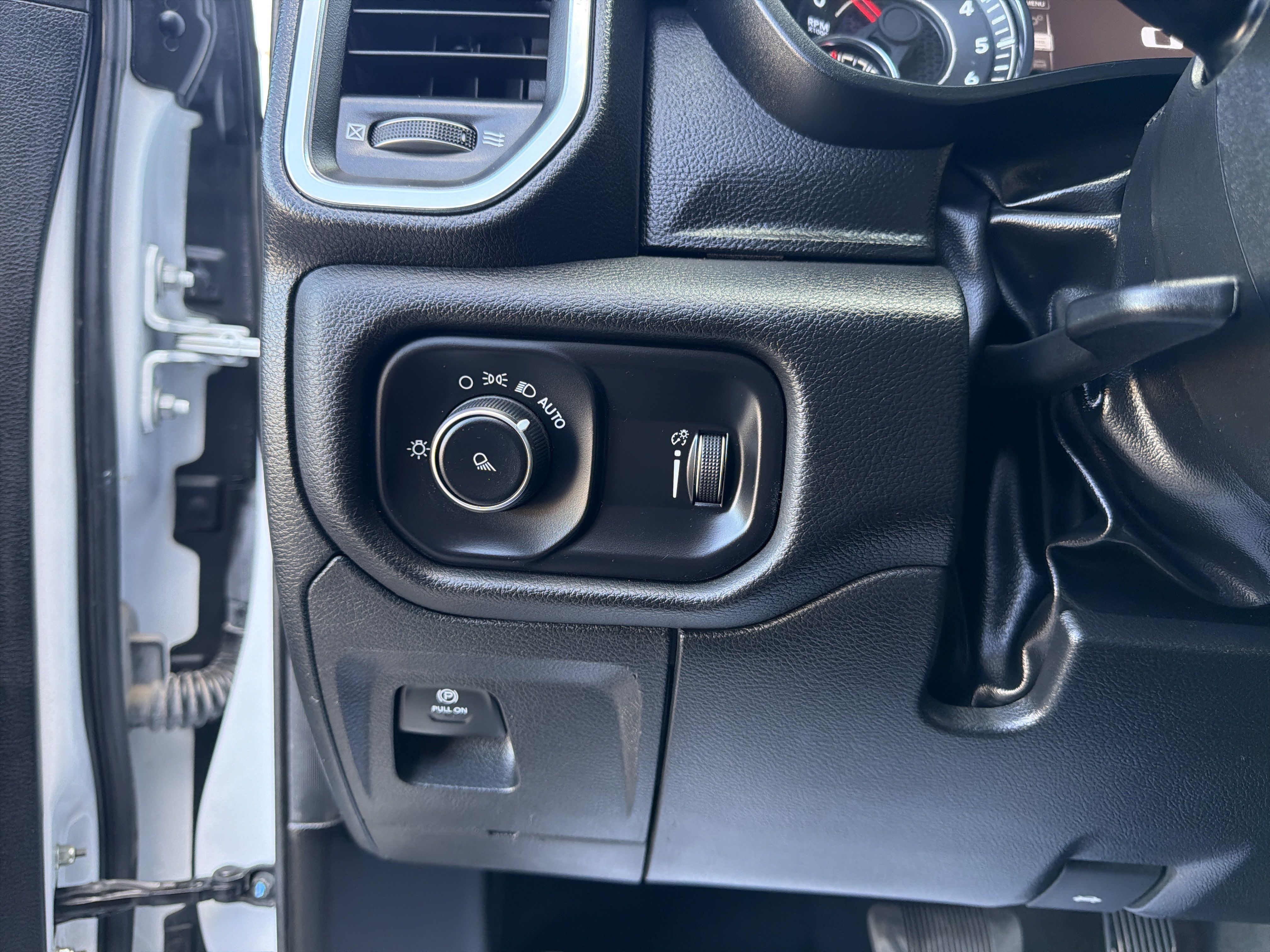 Used 2024 RAM 1500 Laramie AWD/4WD image 15