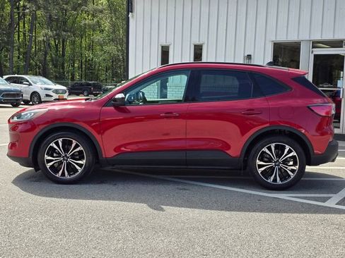 Used 2022 Ford Escape SE w/ SE Sport Appearance Package image 2