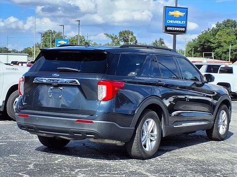 Used 2023 Ford Explorer XLT image 4