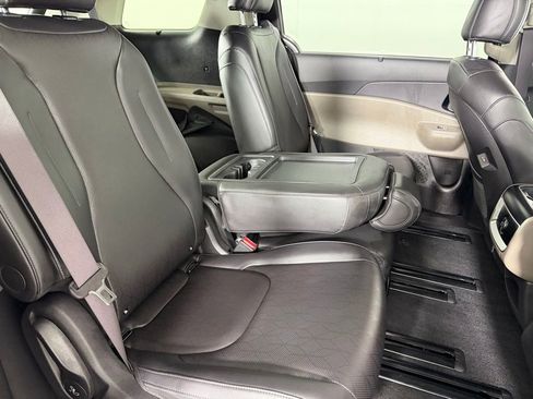 Used 2025 Kia Carnival EX FWD image 32