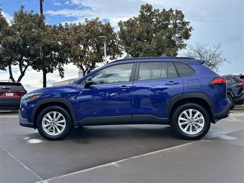 Used 2025 Toyota Corolla Cross LE image 2