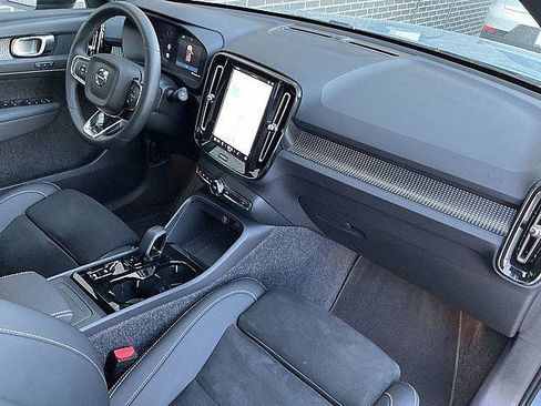 Certified 2025 Volvo XC40 B5 Plus AWD/4WD image 20