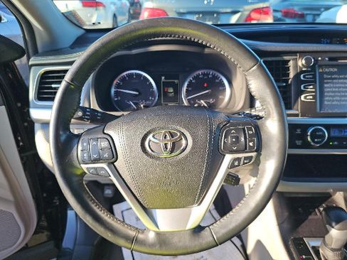 Used 2018 Toyota Highlander XLE w/ Carpet Mat Package (TMS) AWD/4WD image 5