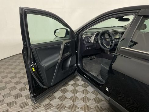 Used 2018 Toyota RAV4 LE w/ Carpet Mat Package AWD/4WD image 17