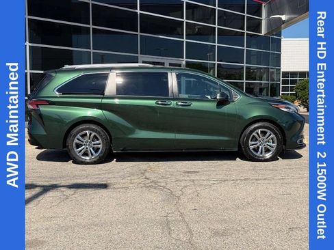 Used 2022 Toyota Sienna Platinum AWD/4WD image 2