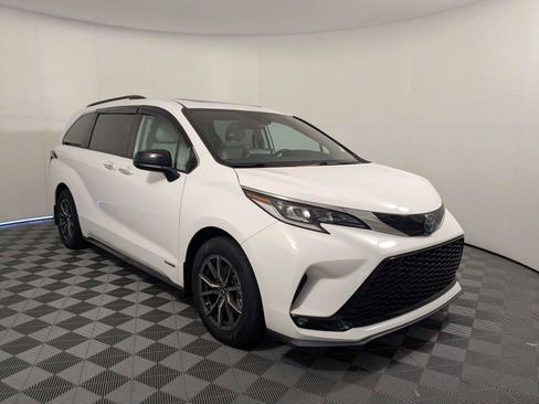 Used 2021 Toyota Sienna XSE AWD/4WD image 3