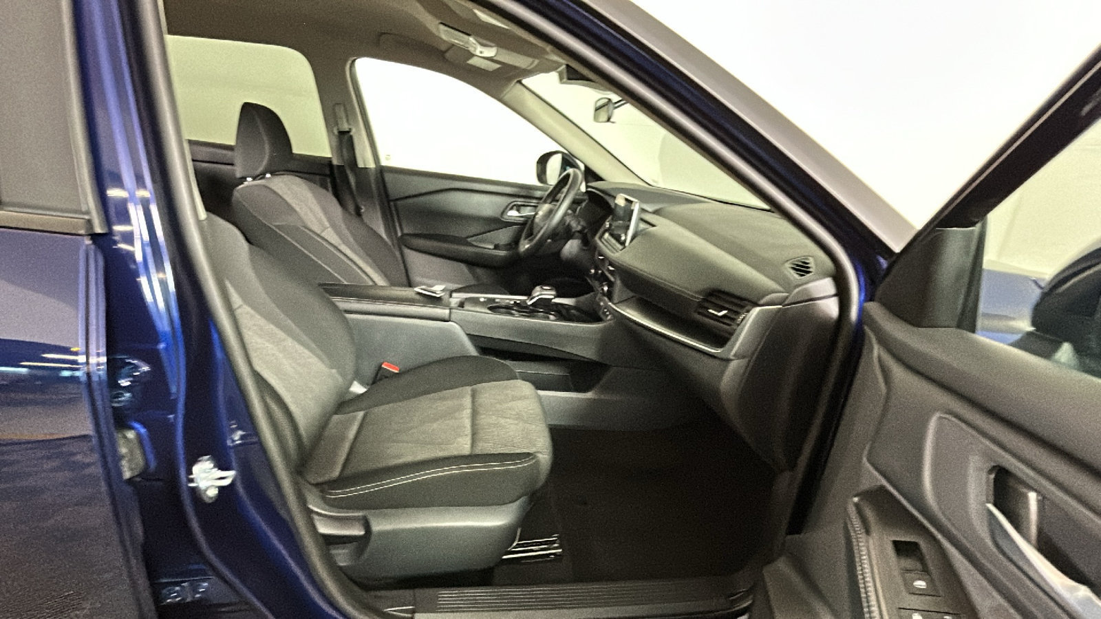 Used 2025 Nissan Rogue SV FWD image 35
