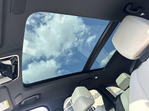 Used 2022 Land Rover Range Rover Velar R-Dynamic S image 18