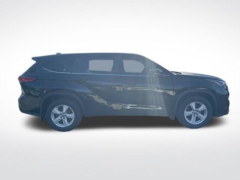 Used 2023 Toyota Highlander LE AWD/4WD image 2