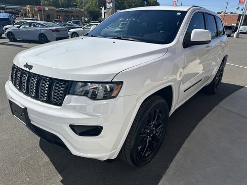 Used 2022 Jeep Grand Cherokee Laredo X AWD/4WD image 4
