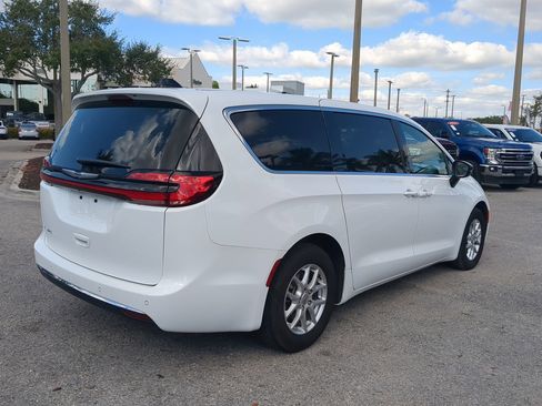 Used 2025 Chrysler Pacifica Select image 5