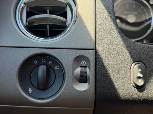 Used 2006 Lincoln Mark LT 2WD image 28