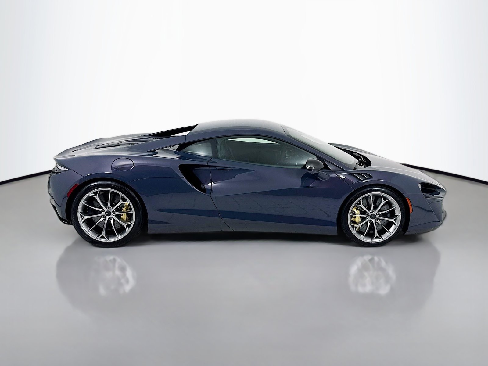 Used 2025 McLaren Artura RWD image 9