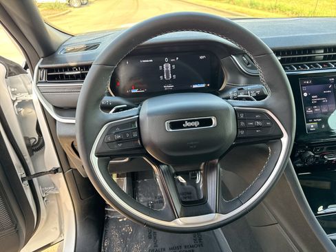 Used 2025 Jeep Grand Cherokee Altitude AWD/4WD image 14