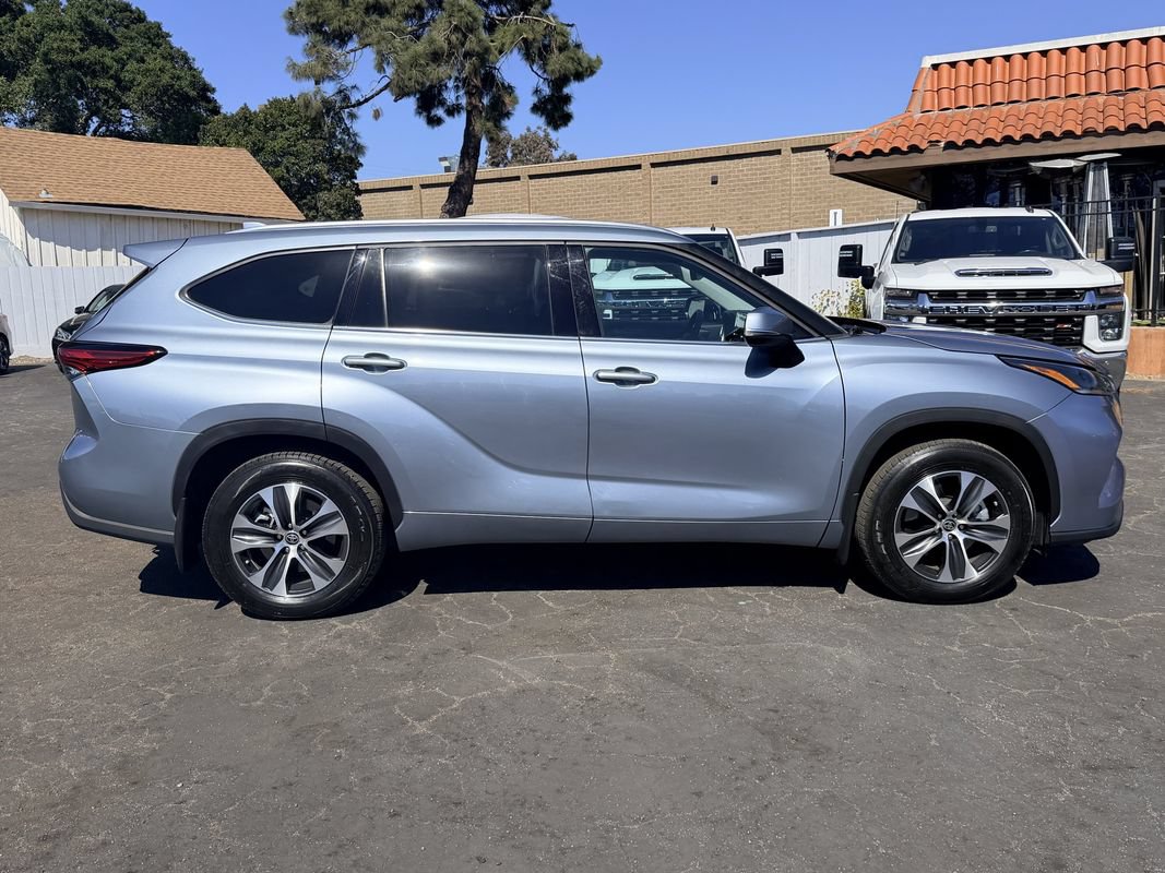 Used 2021 Toyota Highlander XLE AWD/4WD image 6