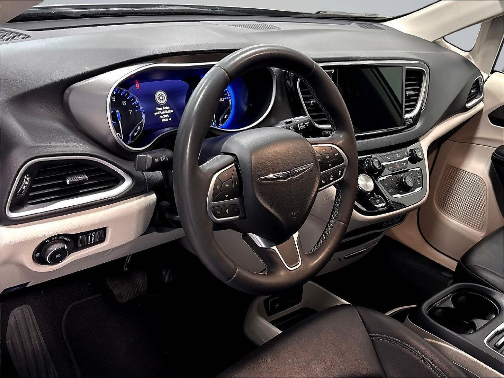 Used 2024 Chrysler Pacifica Touring-L FWD image 18