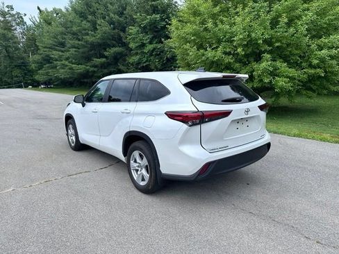Used 2023 Toyota Highlander LE AWD/4WD image 5