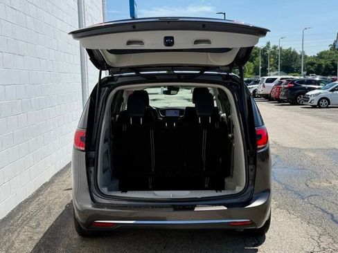 Used 2022 Chrysler Pacifica Touring-L AWD/4WD image 7