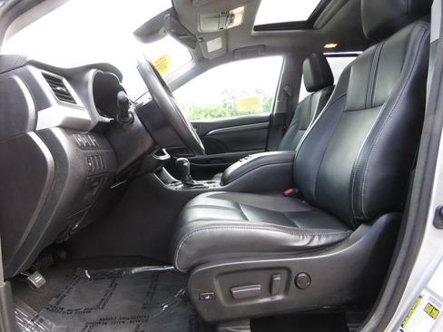 Used 2018 Toyota Highlander SE AWD/4WD image 10