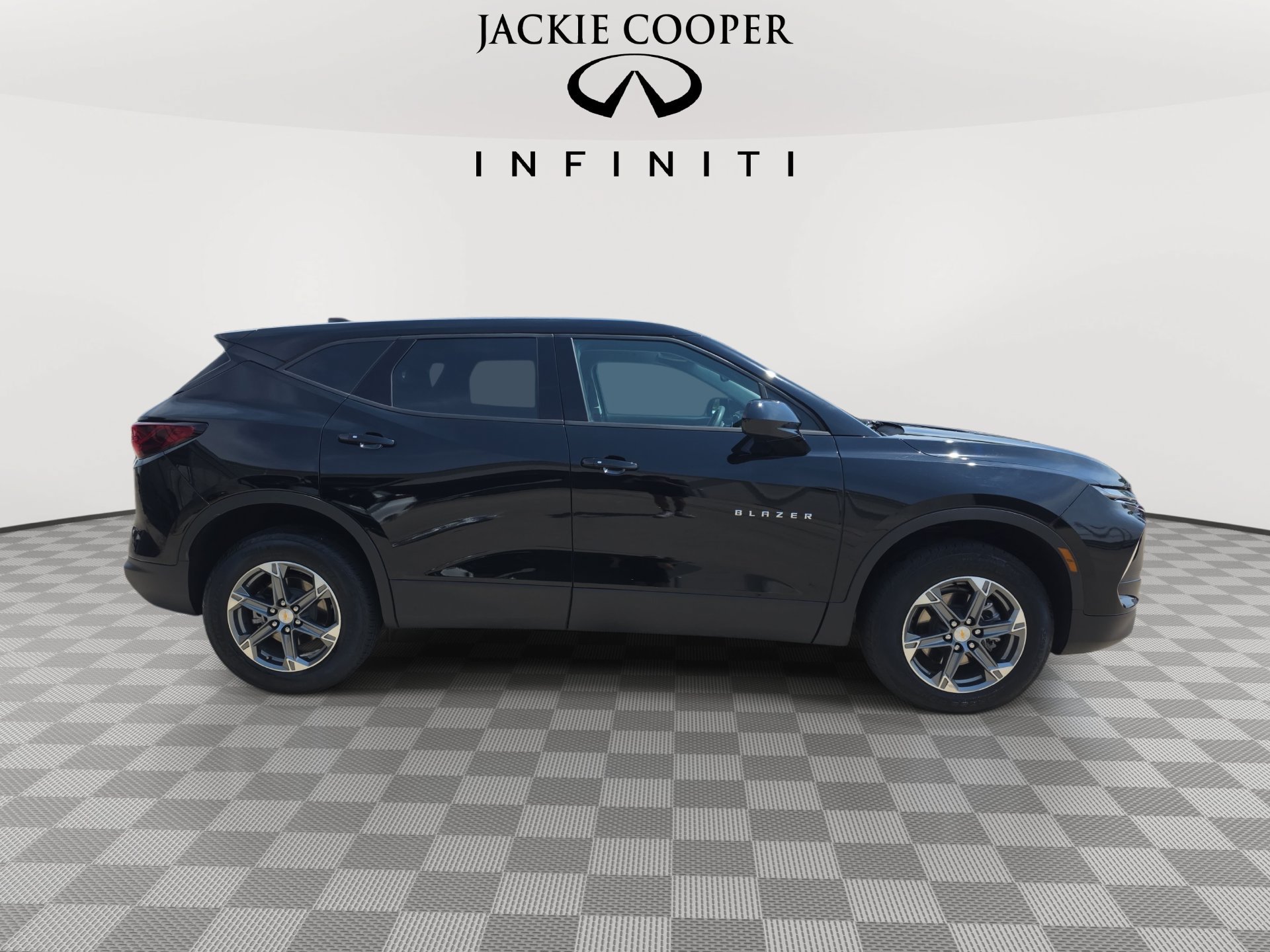 Used 2025 Chevrolet Blazer LT FWD image 4