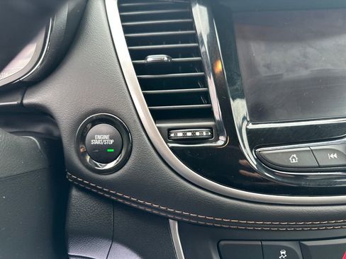 Used 2022 Chevrolet Trax LT w/ LT Convenience Package image 12