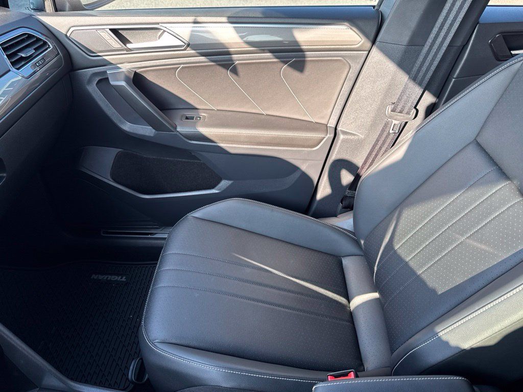 Certified 2023 Volkswagen Tiguan SE R-Line FWD image 22