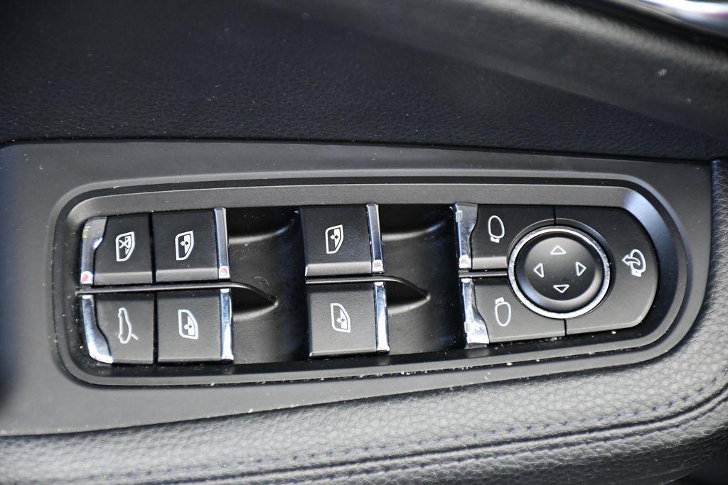 Certified 2023 Porsche Macan AWD/4WD image 33