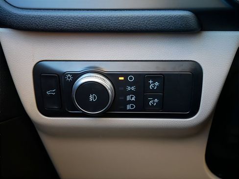 Used 2020 Ford Escape Titanium image 17