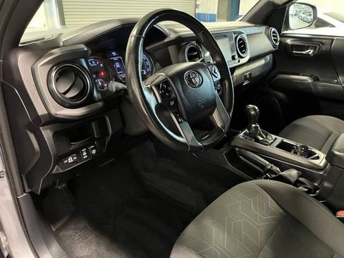 Used 2017 Toyota Tacoma TRD Off-Road AWD/4WD image 19