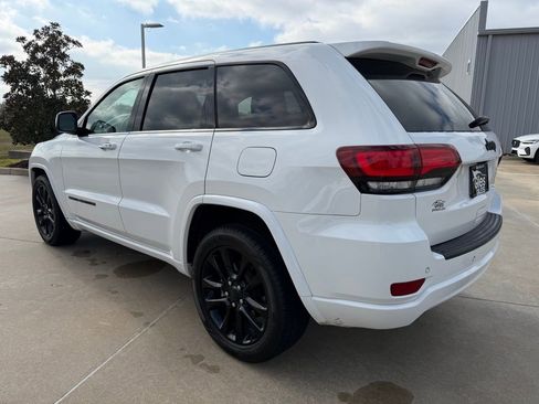 Used 2021 Jeep Grand Cherokee Laredo X image 2