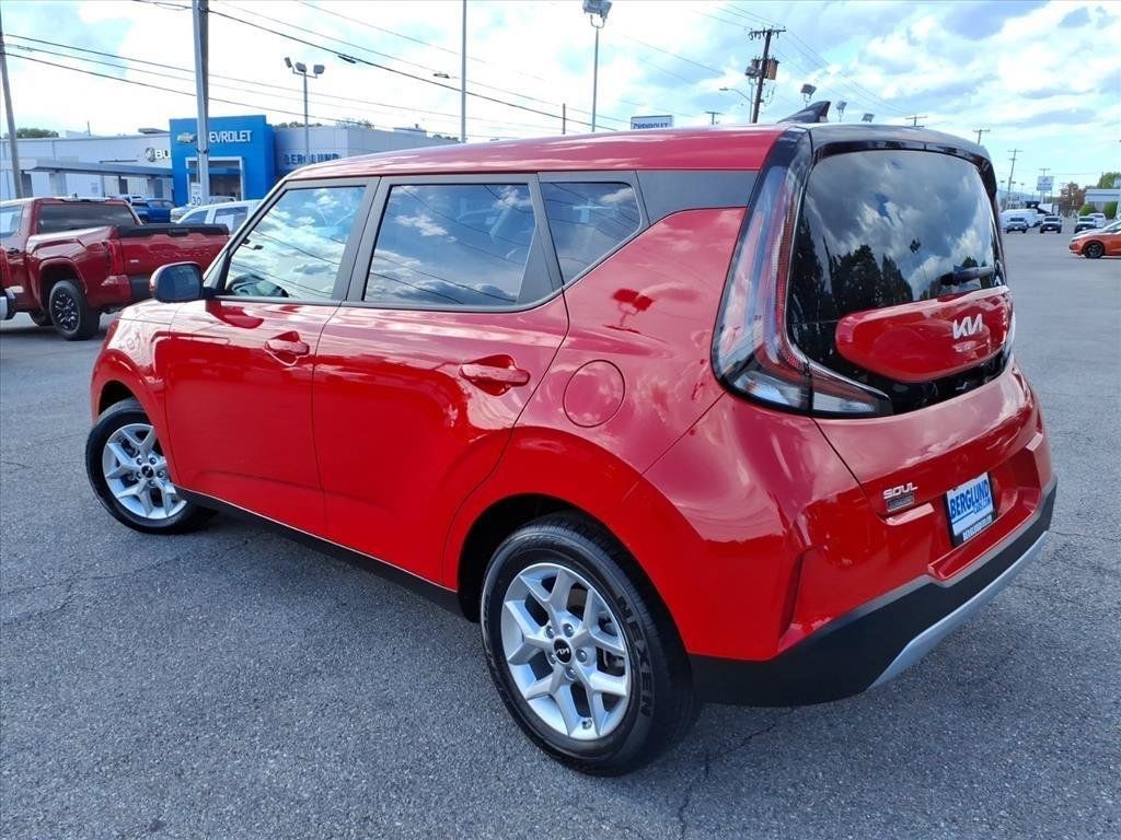 Used 2025 Kia Soul LX w/ LX Technology Package FWD image 6