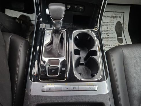 Used 2024 Kia Carnival EX image 22