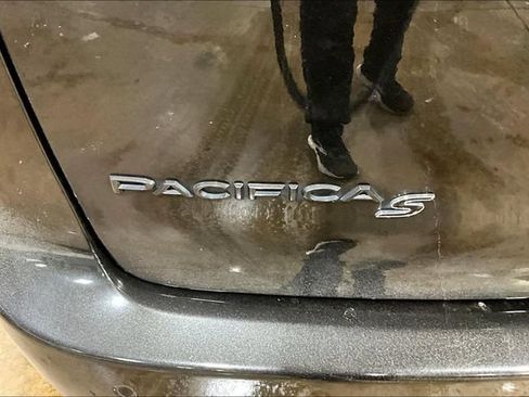 Used 2020 Chrysler Pacifica Touring-L Plus w/ S Appearance Package FWD image 22