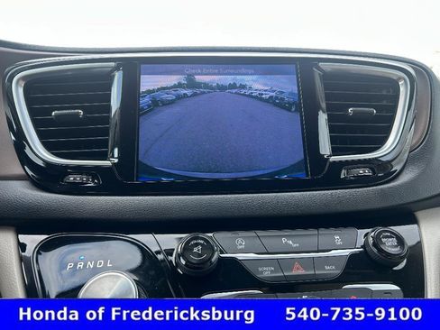 Used 2017 Chrysler Pacifica Touring-L Plus FWD image 19