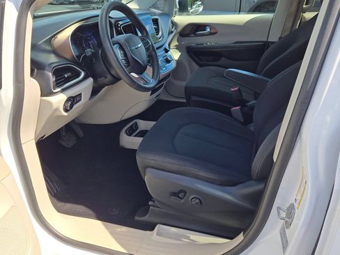 Used 2017 Chrysler Pacifica Touring FWD image 27
