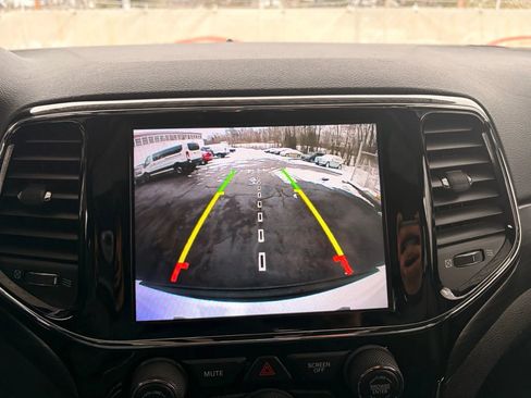 Used 2019 Jeep Grand Cherokee Altitude image 36