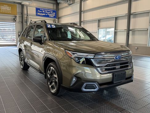Used 2025 Subaru Forester Limited AWD/4WD image 3