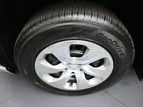 Used 2021 Toyota RAV4 LE AWD/4WD image 14