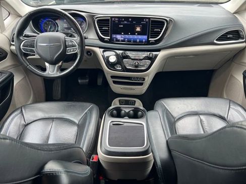 Used 2021 Chrysler Pacifica Touring-L image 11
