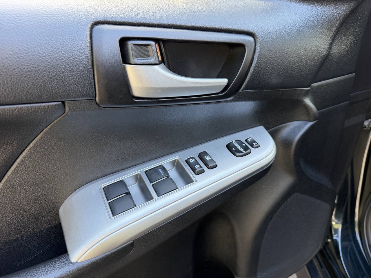 Used 2012 Toyota Camry SE w/ Leather Pkg FWD image 11